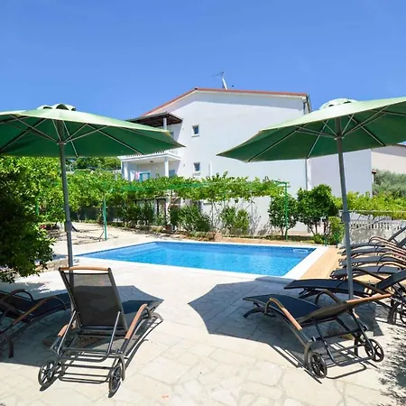 Apartment 3-bedroom In Pula/istrien 11137